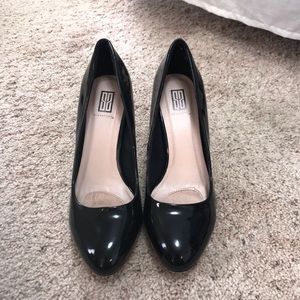 Black patent leather pumps